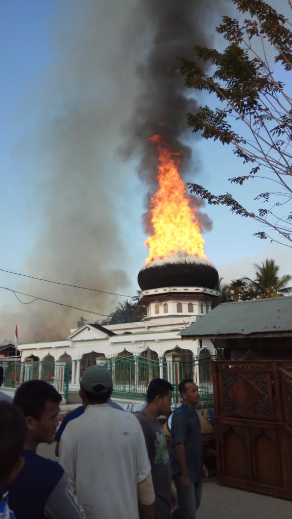 Sebuah masjid terbakar di Pirak Timu, Aceh Utara. Foto: Grup WhatsApp.
