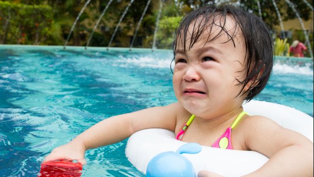 Kata Dokter soal Cara Cegah Anak Menelan Air Kolam Renang. Foto: Shutter Stock