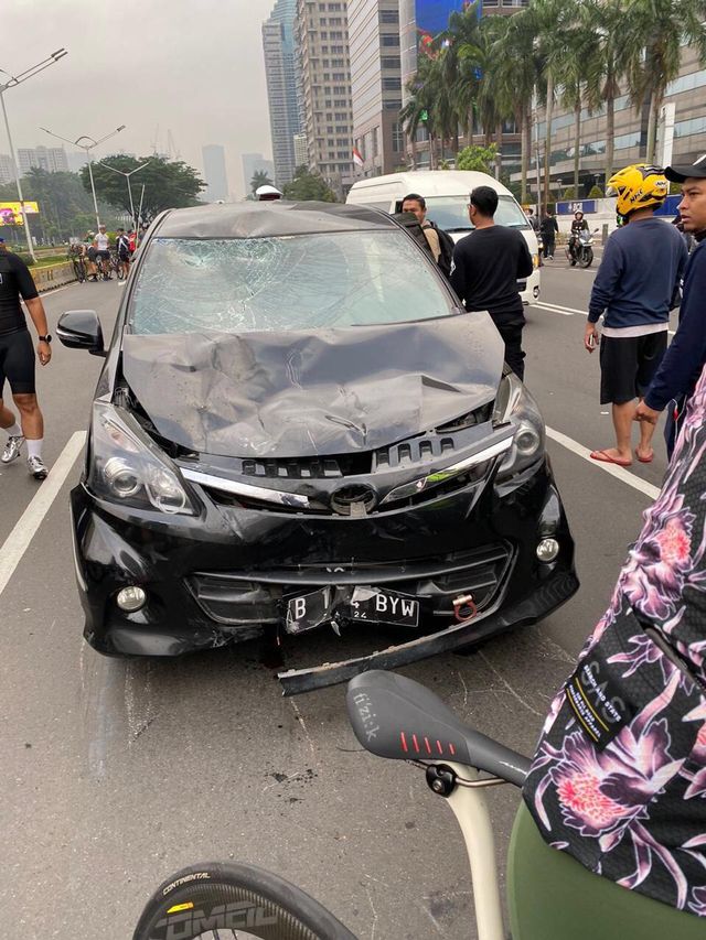 Kondisi mobil yang menabrak 7 pesepeda di Jalan Sudirman. Foto: Dok. Istimewa