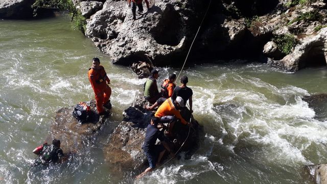 Tim SAR gabungan mengevakuasi jenazah korban terseret arus sungai. Foto: Dok. Kantor SAR Banda Aceh