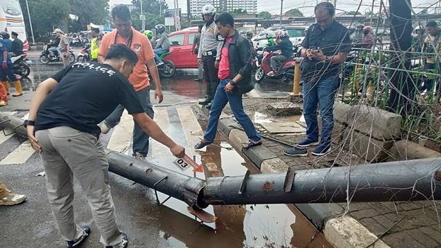 Ilustrasi reklame roboh.  Foto: Dok. Polsek Cengkareng