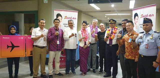 Batik Air bersama wisatawan. Foto : Rega/kepripedia.com
