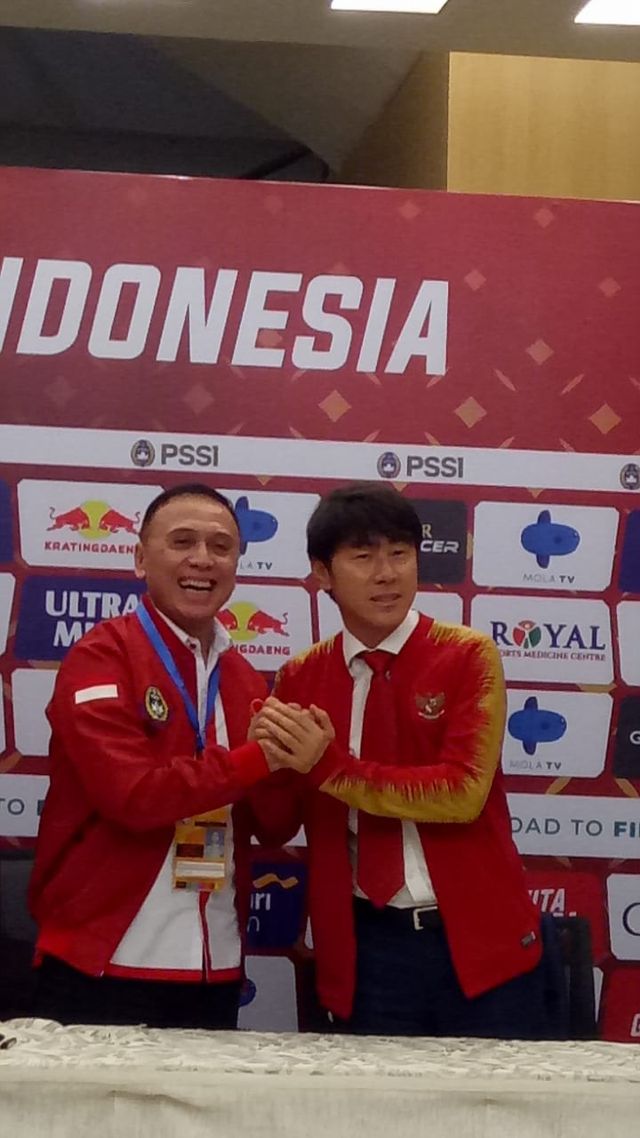 Ketum PSSI, Mochamad Iriawan bersalaman dengan Shin Tae-yong. Foto: Aditia Rizki Nugraha/kumparan