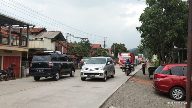 Antrean kendaraan terjadi di jalan nasional Tegal-Purwokerto, Sabtu (28/12/19).