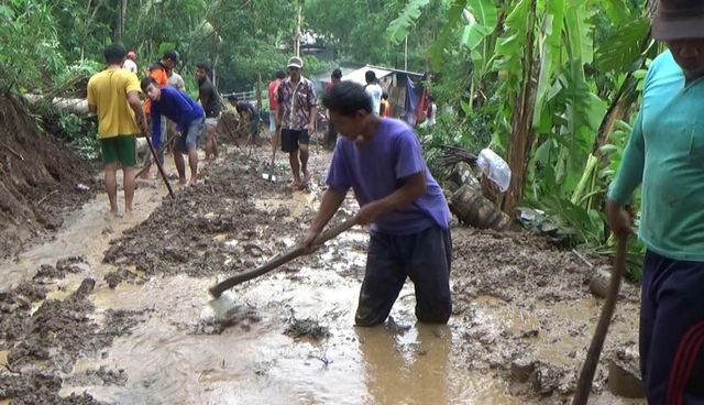 Jalan Penghubung Dua Desa di Tulungagung Tertutup Material Longsor