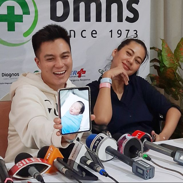 Baim Wong dan Paula Verhoeven menunjukkan foto anak pertamanya, saat konferensi pers di RSIA Bunda, Menteng, Jakarta Pusat, Sabtu (28/12).
 Foto: Maria Gabrielle Putrinda/kumparan