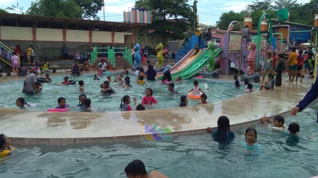 Suasana wahana wisata air Dander Water Park, yang ramai dikunjungi wisatawan. Sabtu (28/12/2019) 