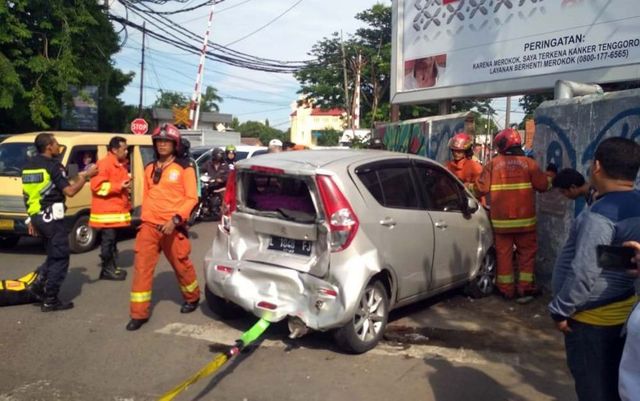 Diduga Diseruduk Pajero, Mobil Splash Tabrak Tembok Stasiun Wonokromo