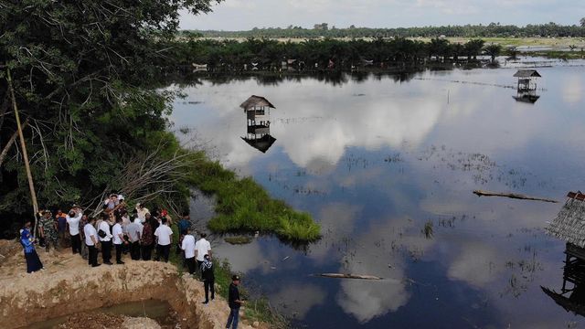 GUBERNUR Riau, Syamsuar, saat melihat sawah-sawah yang terendam banjir akibat meluapnya air Batang atau Sungai Kuantan, di Kelayang, Kabupaten Indragiri Hulu (Inhu), Riau, Rabu, 18 Desember 2019. 