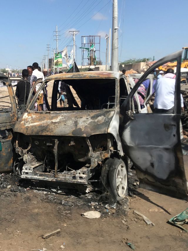 Mobil yang hancur akibat ledakan bom mobil di sebuah pos pemeriksaan di Mogadishu, Somalia, Sabtu (28/12). Foto: REUTERS/Feisal Omar