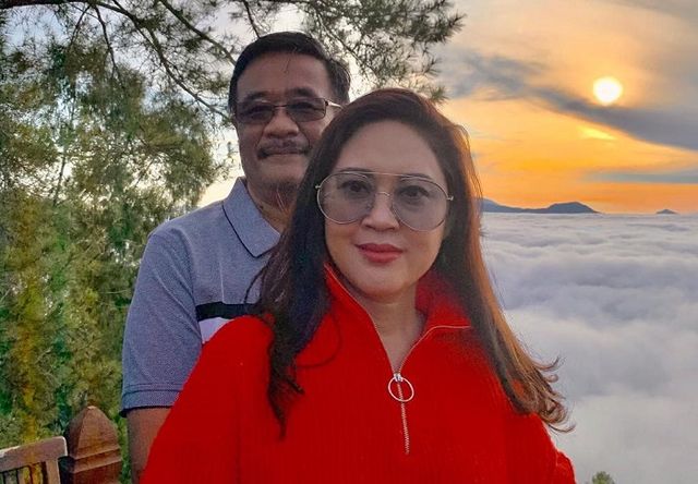 Djarot Syaiful bersama istrinya berpose dengan latar awan putih di Lolai, Toraja Utara, (Makassar Indeks/Fritz).
