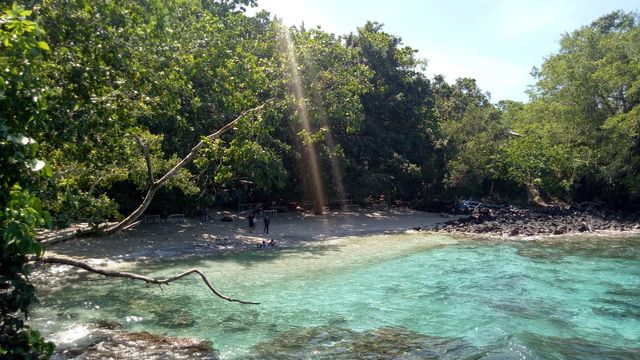 Pantai Telaga Sou atau Telaga Nita di Ternate, Maluku Utara. Foto: Rajif Duchlun/cermat