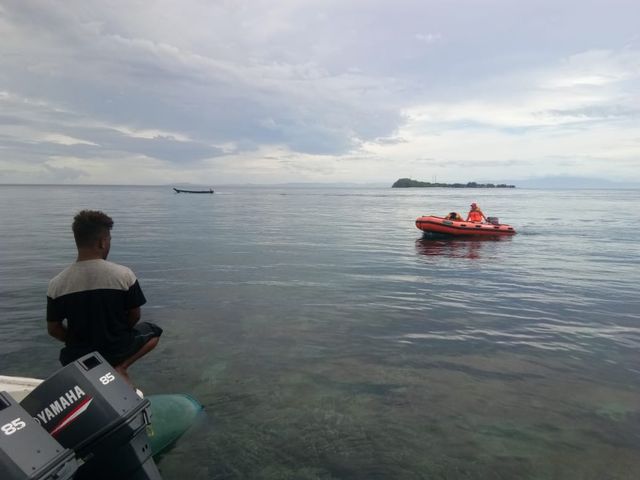 Proses evakuasi sekoci yang karam didasar laut oleh Basarnas Raja Ampat dibantu warga, foto : Aditya Nugroho