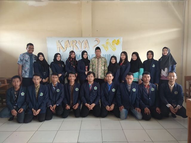 Tim KKN STKIP PGRI Pasuruan Bikin Mading Bertemakan Go Green