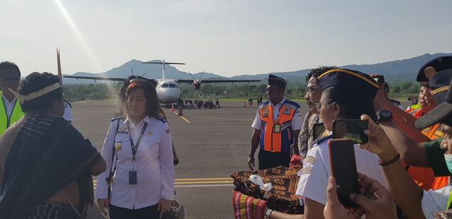 Direktorat Jendral (Dirjen) Perhubungan Udara, Ir.Polana B.Pramesti, M.Sc tiba di Bandara Frans Seda, Maumere, Minggu (29/12/2019). Foto: Mario WP Sina.