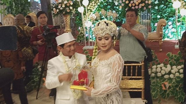 5 Fakta Pernikahan Ginanjar dengan Istrinya yang Beda Usia 32 Tahun (110311)