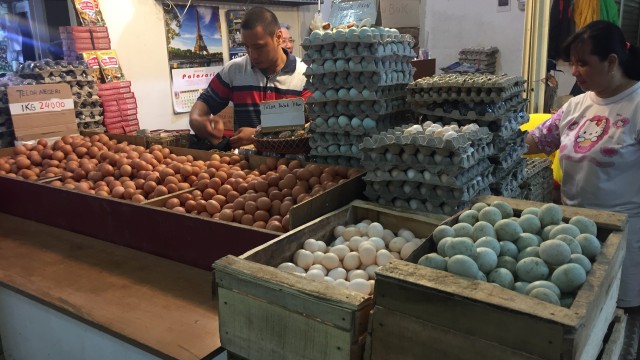 Pedagang telur di Pasar Jaya Senen, Minggu (29/12). Foto: Nurul Nur Azizah/kumparan 