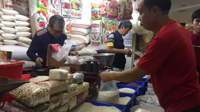 Pedagang beras di Pasar Jaya Senen, Minggu (29/12). Foto: Nurul Nur Azizah/kumparan 