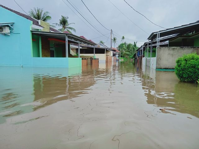 Air stinggi satu meter merendam beberapa rumah di Gang Hidayah 1 Perumahan Arinda Permai Bandar Lampung, Minggu (29/30) | Foto : Sidik Aryono/ Lampung Geh