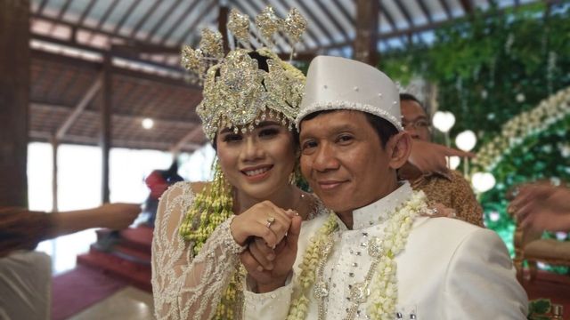 5 Fakta Pernikahan Ginanjar dengan Istrinya yang Beda Usia 32 Tahun (110312)