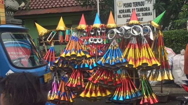 Penjual terompet tahun baru di kawasan Pasar Asemka, Jakarta Barat, Minggu (29/12). Foto: Nurul Nur Azizah/kumparan