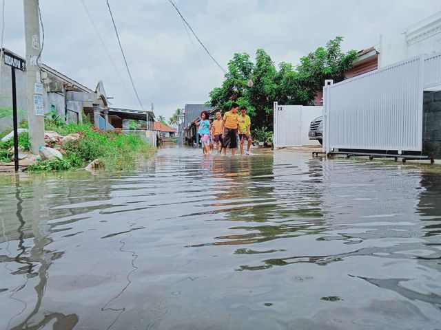 Banjir yang menggenangi komplek perumahan Arinda Permai Kelurahan Pematang Raya Kecamatan Tanjung Senang Bandar Lampung sudah mulai surut, Minggu (29/12) | Foto : Sidik Aryono/ Lampung Geh