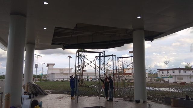 Pekerja memperbaiki plafon jebol di terminal baru Bandara Syamsudin Noor Banjarmasin, Minggu (29/12/2019). Foto: AP Cabang Syamsudin Noor
