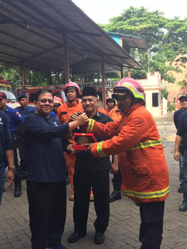 Ombudsman beri penghargaan kepada petugas pemadam kebakaran Tangerang, Minggu (29/12). Foto: Muhammad Darisman/kumparan