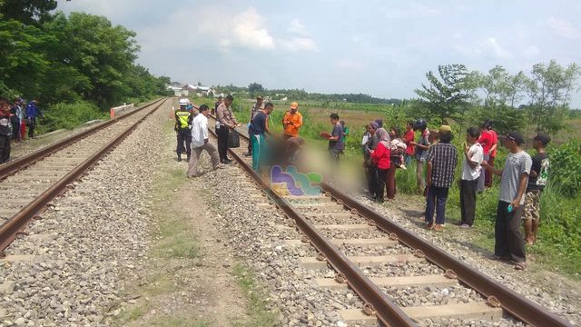Petugas saat mengevakuasi korban tertabrak kereta api, di perlintasan kereta api tanpa palang pintu, di Dusun Grenjeng Desa Sraturejo Kecamatan Baureno Kabupaten Bojonegoro. Minggu (29/12/2019)