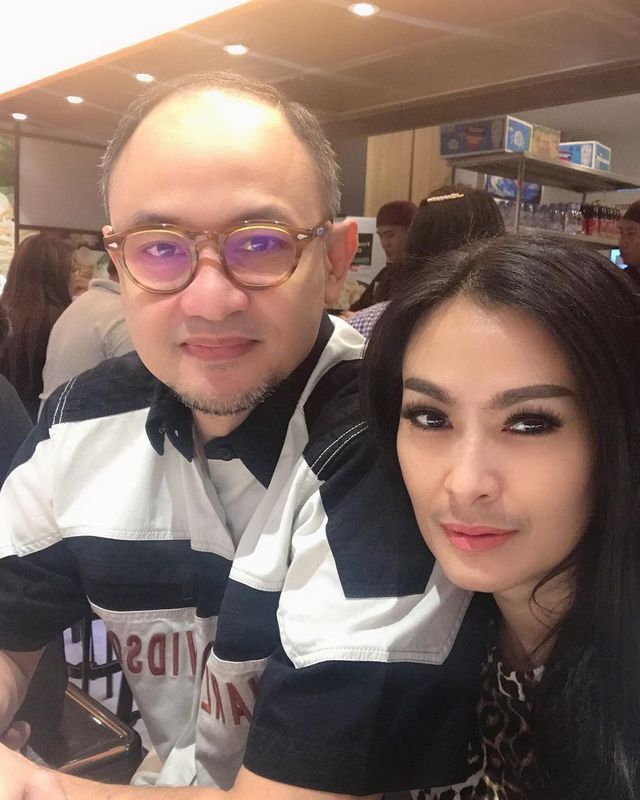 Iis Dahlia dan suaminya, Satrio Dewandono. Foto: Instagram @isdadahlia.