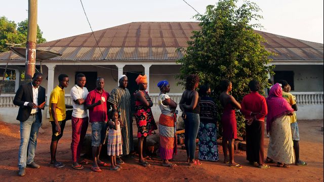 Orang-orang berbaris di luar tempat pemungutan suara sebelum tempat pemungutan suara terbuka selama putaran kedua pemilihan presiden Guinea di Guinea. Foto: REUTERS/Christophe Van Der Perre