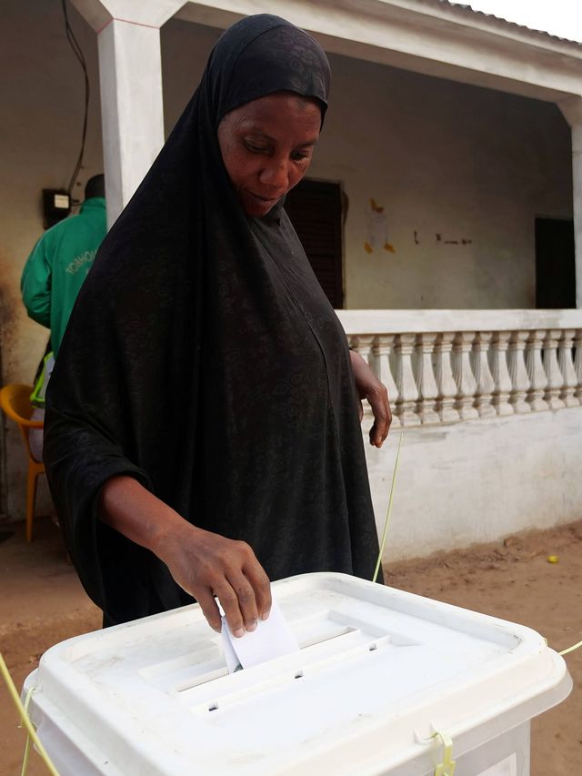 Seorang wanita memberikan suara di tempat pemungutan suara selama putaran kedua pemilihan presiden Guinea di Luanda di Bissau, Guinea-Bissau, Minggu (29/12). Foto: REUTERS/Christophe Van Der Perre