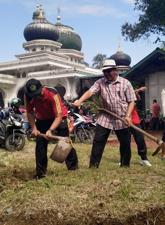 Bakti sosial membersihkan masjid mengawali rangkaian peringatan Hari Amal Bakti (HAB) ke-74 Kemenag di Aceh. Foto: Dok. Kemenag Aceh