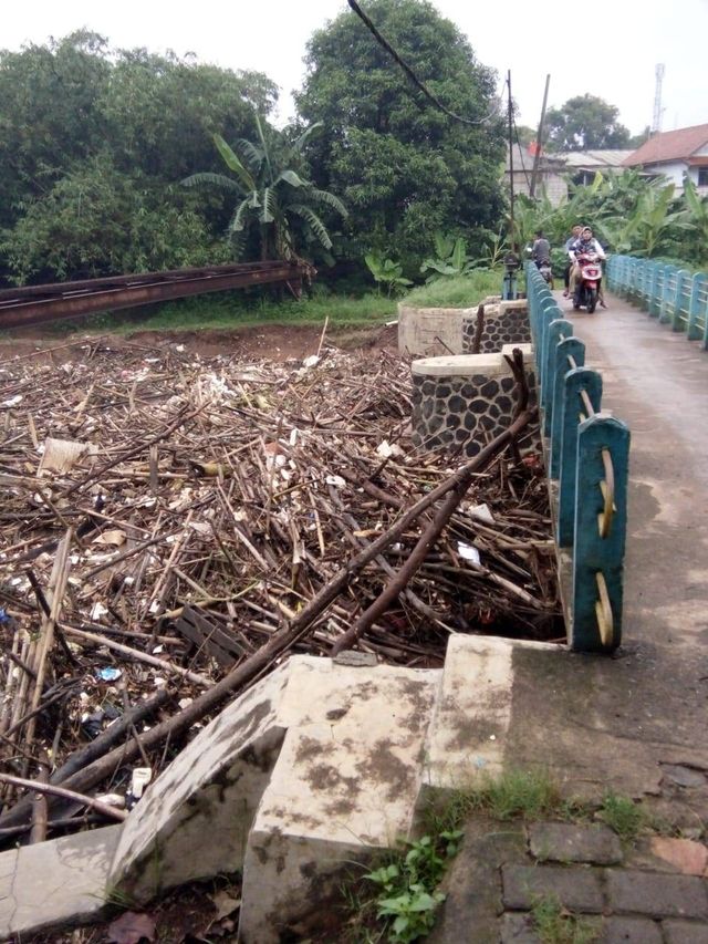 Puluhan ton sampah sumbat muara Cikeas Bekasi Laut (CBL) dan Bendung Koja, Jatiasih, Kota Bekasi. Foto: Dok. BNPB