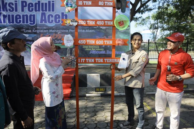 Foto: Aksi Mapala Leuser Bersihkan Krueng Aceh dari Sampah Plastik (286661)