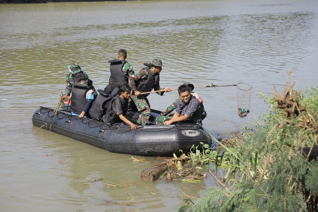 Foto: Aksi Mapala Leuser Bersihkan Krueng Aceh dari Sampah Plastik (286662)