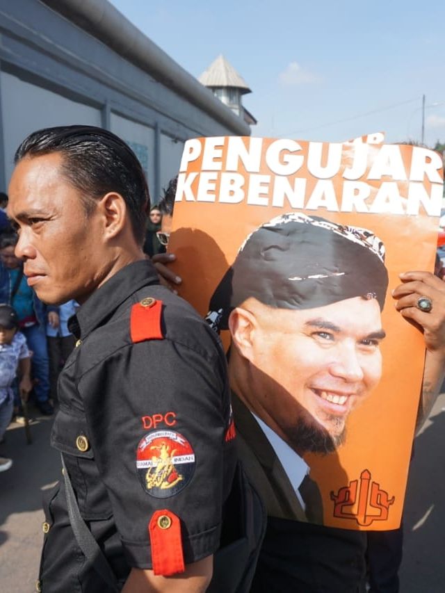 Pendukung Ahmad Dhani di Rutan Cipinang, Jakarta, Senin (30/12). Foto: Nugroho Sejati/kumparan