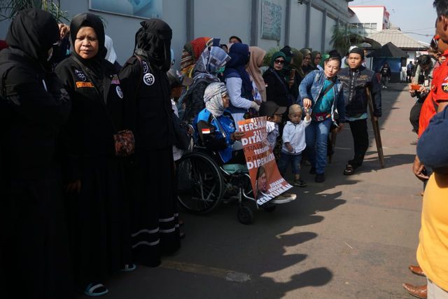Pendukung Ahmad Dhani di LP Cipinang