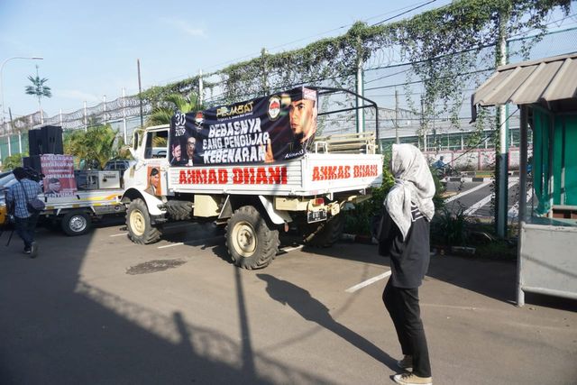 Pendukung Ahmad Dhani di LP Cipinang