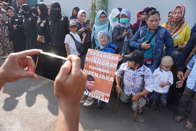 Pendukung Ahmad Dhani di LP Cipinang