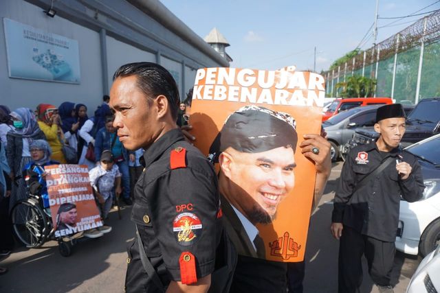 Pendukung Ahmad Dhani di LP Cipinang