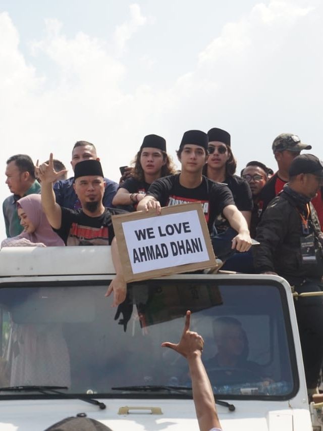 Ahmad Dhani menyapa pendukungnya dari atas truk. Foto: Nugroho Sejati/kumparan