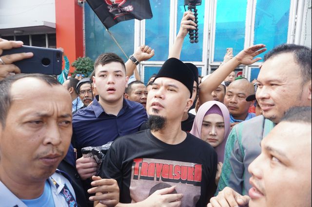 Foto Salam Dua Jari Ahmad Dhani Saat Bebas Dari Lapas Cipinang 8299