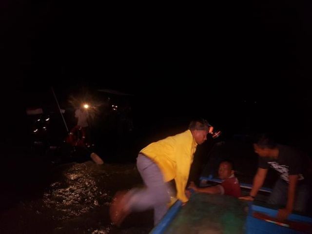 Evakuasi ABK kapal pengangungkut kelapa yang karam. (Foto: ist/Batamnews)