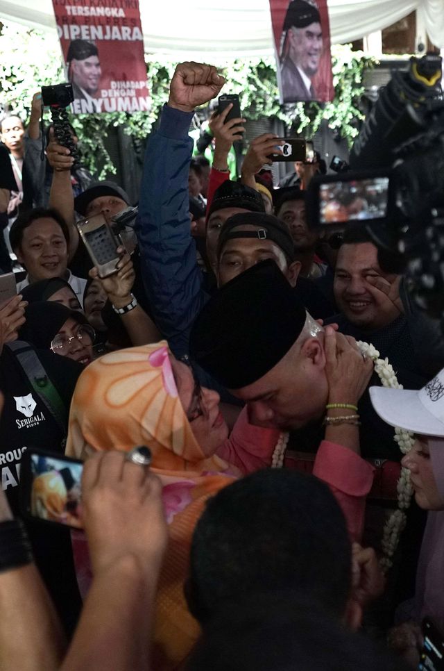 Musisi Ahmad Dhani disambut Ibunda saat tiba di kediamannya di kawasan Pondok Indah, Jakarta Selatan, Senin, (30/12/2019). Foto: Dok. Ronny