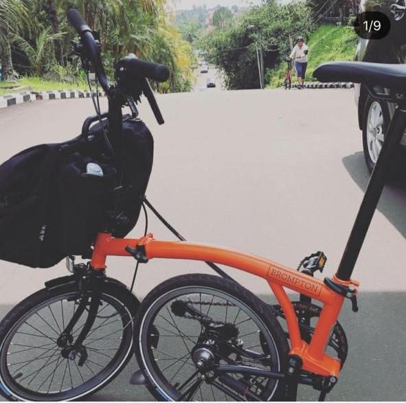 Sepeda Brompton jenis M6R orange black edition yang hilang di Jakarta Selatan. Foto: Dok. Istimewa