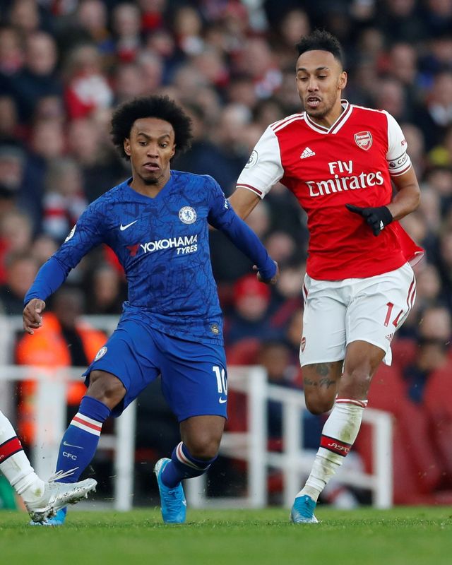 Willian berduel dengan Pierre-Emerick Aubameyang. Foto: Reuters/Matthew Childs