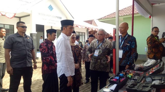 Presiden Jokowi meresmikan dan meninjau Balai Latihan Kerja (BLK) Komunitas Se-Indonesia di Pondok Pesantren Alfadllu 2 di Kabupaten Kendal, Jawa Tengah. Foto: Fahrian Saleh/kumparan