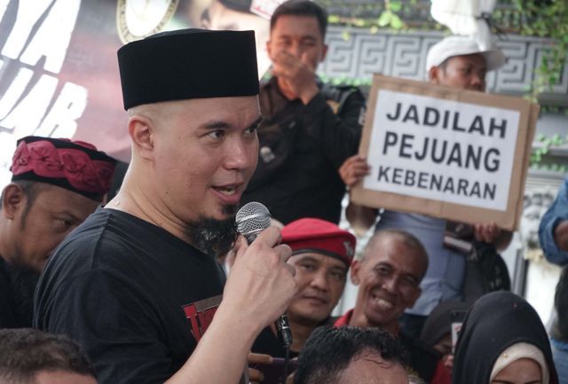 Musisi Ahmad Dhani disambut Ibunda saat tiba di kediamannya di kawasan Pondok Indah, Jakarta Selatan, Senin, (30/12/2019). Foto: Dok. Ronny