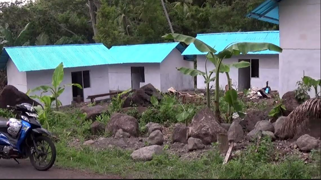 Suasana pembangunan rumah untuk korban erupsi Gunung Karangetang di Kabupaten Sitaro, Sulawesi Utara